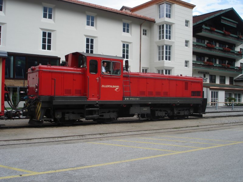 D10 der Zillertalbahn mit einem Wendezug am 6.7.09 im Bahnhof