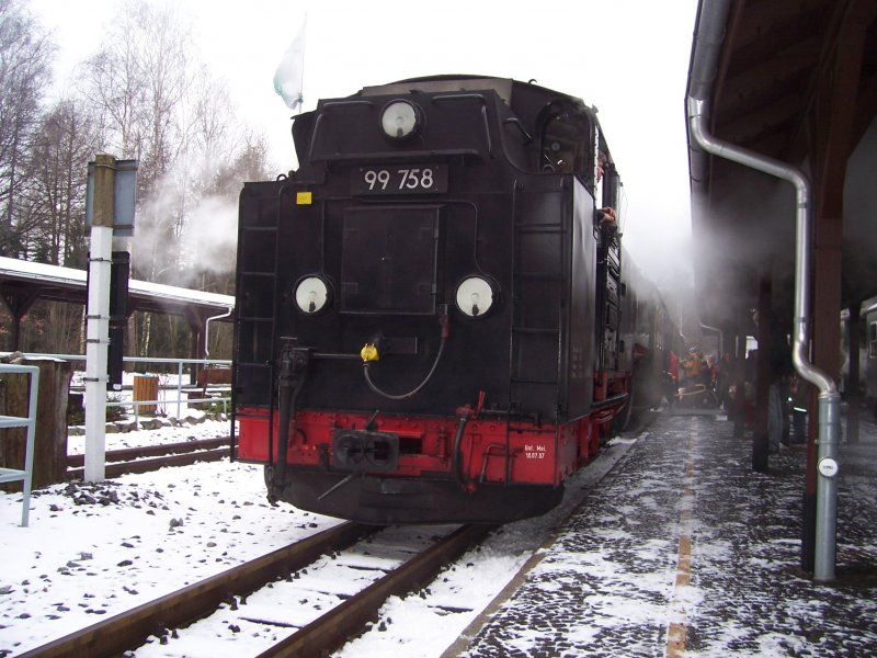 99758 kurz vorm Umkuppeln im Bahnhof Bertsdorf. 