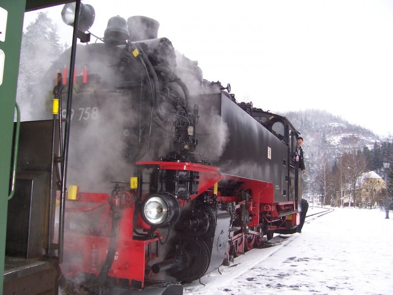 99758 hat sich soeben ans Ende des Zuges angekoppelt und