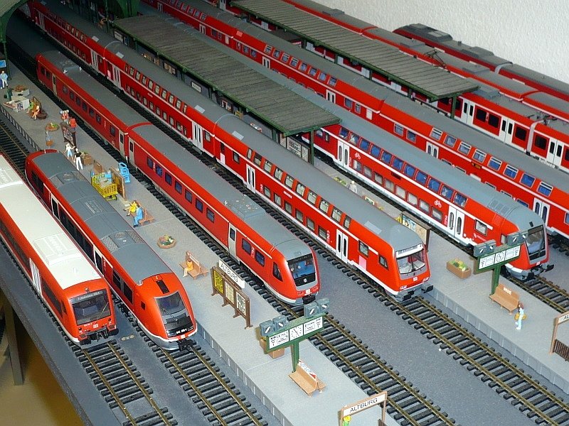 Frontansichten von Triebz�gen und Steuerwagen der DB AG: Gleis 1