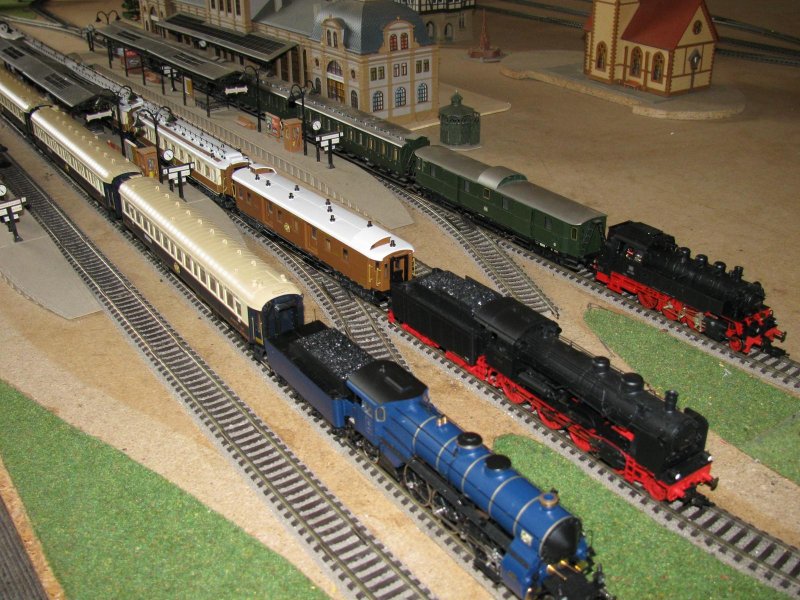 Hier nebeneinander zu sehen ist der Orientexpress aus der Epoche2(links