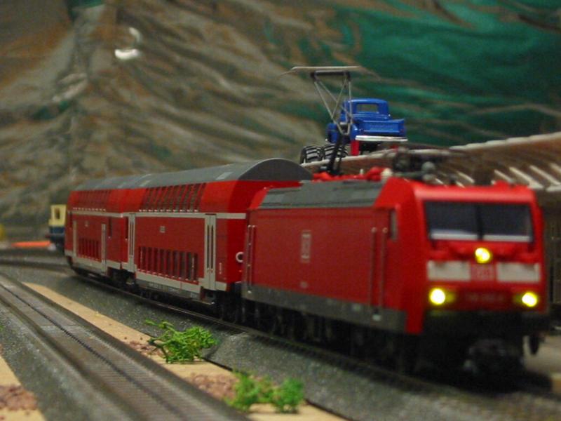 185-045 an ihrem Doppelstockzug.
Eisenbahnplatte ist von mir. 