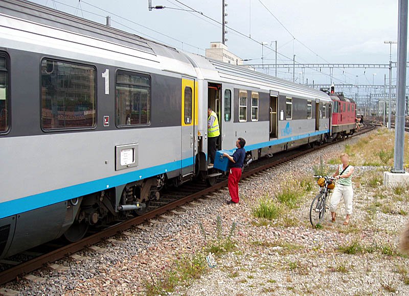 Cisalpino-car train to arrive in Zurich HB. Unloading the bikes