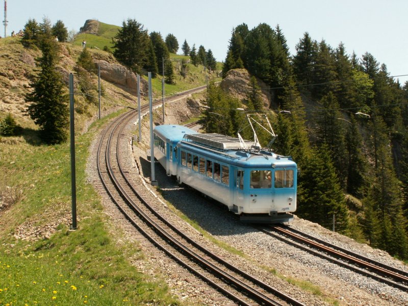 Zug der ARB zwischen Rigi-Staffel und Rigi-Kulm.Links das Gleis der VRB.23.05.09