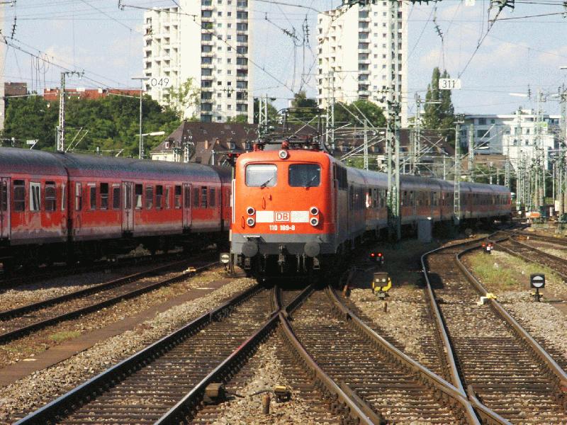 Zug BR 110 bei Einfahrt nach Stgt. Hbf (Mai 2002).
