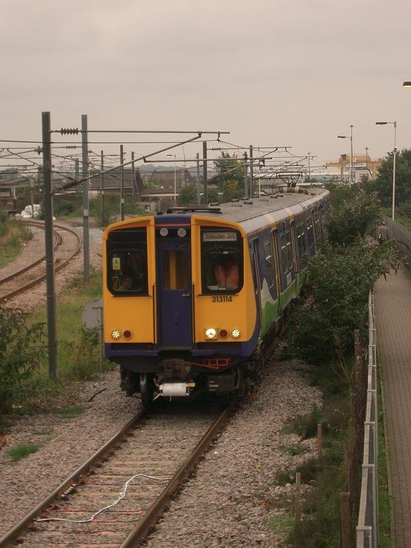 Zug der London Overground beim Rangieren in Willesden Junction. 2008-09-24.