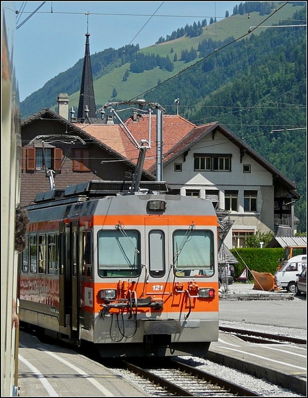 Zugbegegnung am 31.07.08 im Bahnhof von Montbovon zwischen dem Golden Pass Classic der MOB und dem Triebwagen BDe 4/4 121 der TPF. (Jeanny) 