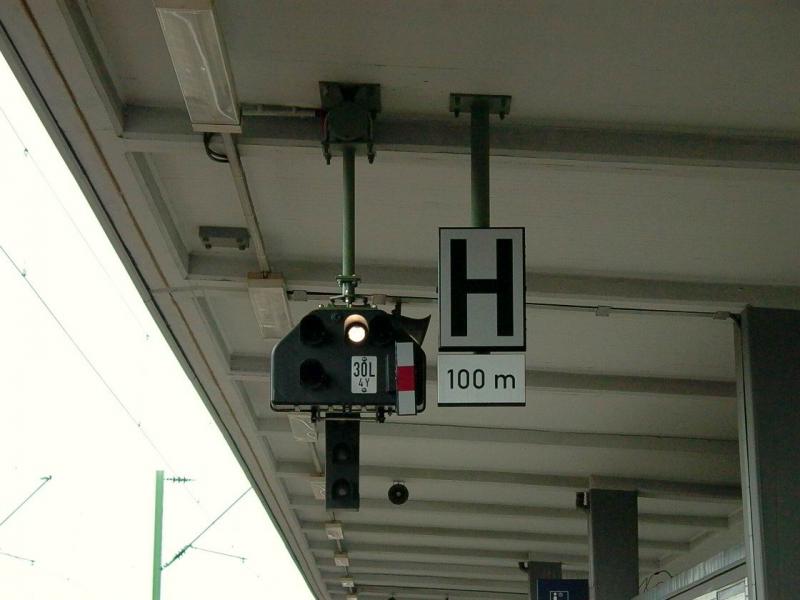 Zugdeckungssignal mit Rangierstraenstart in Braunschweig Hbf. Mit der Inbetriebname des ESTW Braunschweig wurden die alten zweibegriffigen Zugdeckungssignale (Sh0/Kennlicht) durch die neue dreibegriffige Form (Sh0/Sh1/Kennlicht) ersetzt. Durch die Mglichkeit, am Zugdeckungssignal eine Zustimmung zur Rangierfahrt signalisieren zu knnen, wird das Kuppeln von Flgelzgen betrieblich erleichtert. 