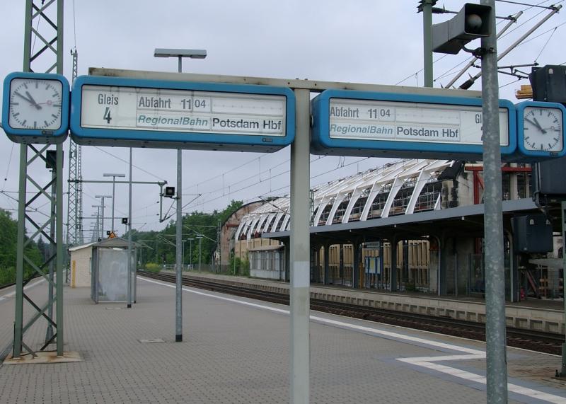Zugziel f a l s c h anzeiger sind leider immer hufiger zu finden. Im Hintergrund im Bau der neue Kaiserbahnhof in Potsdam Park Sanssouci, frher Wildpark (05.06.2004)