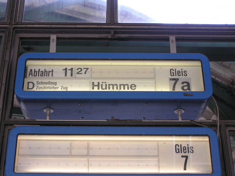 Zugzielfalschanzeiger in Kassel Hbf. Der Anzeiger zeigt statt einer RegioTram