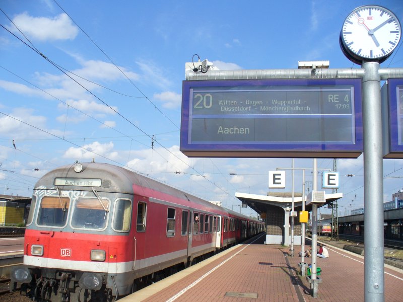 Zugzielanzeiger samt des Zuges in Dortmund auf Gleis 20. 