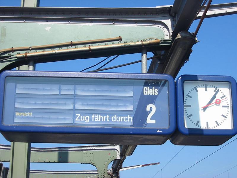 Hier sieht man einen Zugzielanzeiger wie er sich an Gleis
