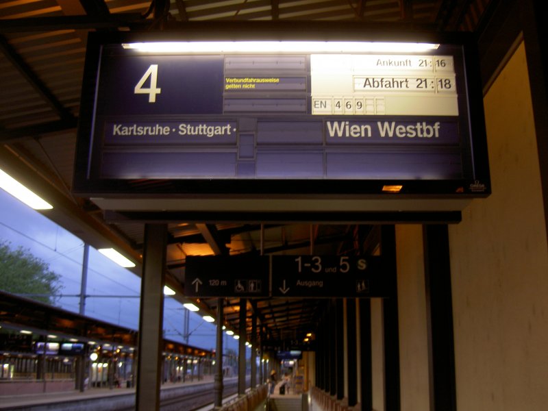 Zugzielanzeige des Orient-Express EN 469 nach Wien Westbahnhof am 26.