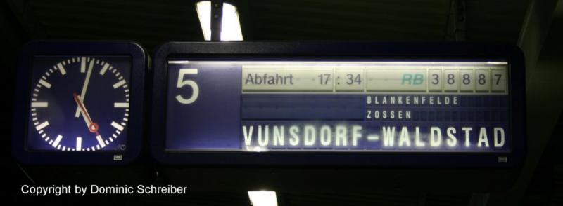 ZugzielFalschanzeiger in Berlin Sch�nefeld am 25.12.2005
Der zug nach V�nsdorf-Waldstad 