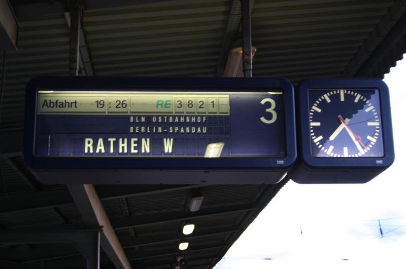 In Berlin Sch�nefeld muss man jetzt Rat(h)en W(o) der Zug
