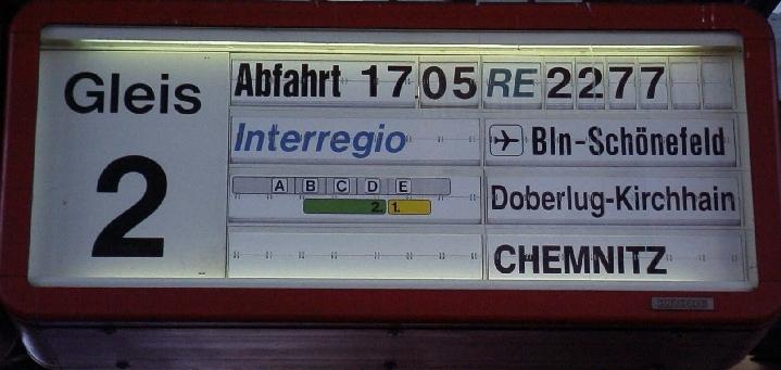 Zugzielfalschanzeiger auf dem Bahnhof Berlin Zoologischer Garten. Hier konnte man sich im Sommer 2000 nicht zwischen Interregio und RE entscheiden. Nach Chemnitz gab es keinen RE, jedenfalls nicht ab Berlin Zoo.
Gespendet von Jrn Pachl (http://ivev8.ivev.bau.tu-bs.de/~pachl/)