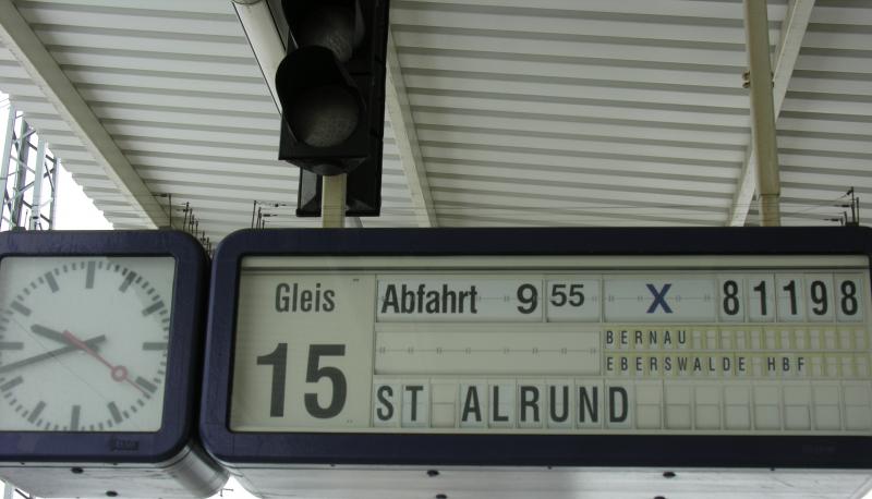 Zugzielfalschanzeiger auf dem Bahnhof Berlin-Lichtenberg am 27.02.2005