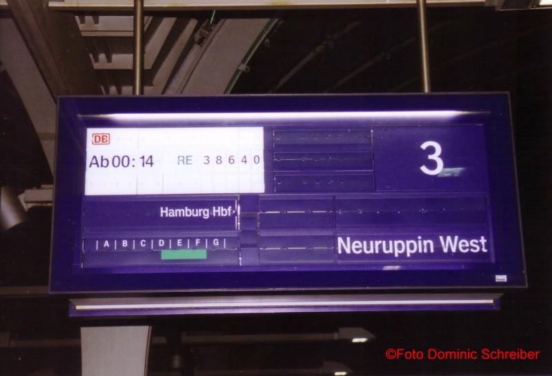 ZugzielFALSCHanzeiger in Berlin Spandau. Nach Neuruppin West ber Hamburg Hbf am 08-07-05.
eigentlich liegt Hamburg HbF ber 200KM weiter entfernt!
