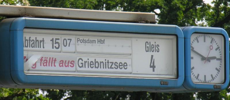 Zugzielfalschanzeiger in Potsdam Park Sanssouci am 3.6.2005. Statt Regionalbahn wird fr alle RB nach Potsdam und Griebnitzsee  Zug fllt aus  angezeigt. Eine Seite richtig, die andere falsch. Natrlich fuhr der Zug trotzdem, nur nicht pnktlich. Bis zur Einweihung des wiedererrichteten Kaiserbahnhofes im Beisein des Bundeskanzlers am 16.6.2005 haben sie es natrlich   n i c h t   geschafft. Aber immerhin war das defekte Teil entfernt, vermutlich zur Reparatur.