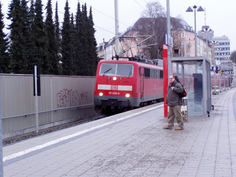 Zum Fahrplanwechsel 2008/09 erfolgte die Einfhrung des S-Bahn-Vorlaufverkehrs auf den Strecken Augsburg-Mering-Mnchen (15- bzw. 30-Minuten-Takt), Augsburg-Dinkelscherben-Ulm und Augsburg-Meitingen-Donauwrth. Bis zur endgltigen Inbetriebnahme der BR 440 auf den Linien des 'Fugger-Express' rund um Augsburg bedienen die herkmmlichen Doppelstockgarnituren der ltesten Baureihe den stark belasteten Streckenabschnitt zwischen Augsburg und Mnchen. Um die Fahrzeit des Fugger-Express annhernd einhalten zu knnen (aber wohl auch aus Mangel an DoSto-Steuerwagen), fahren die Pendelzge in der Regel im Sandwich (BR 111 + 5 DoSto + BR 111). Hier ein in Richtung Mnchen einfahrender RE-Zug an der im Rahmen des viergleisigen Ausbaus der Strecke Augsburg-Mnchen komplett neu gebauten Haltestelle 'Haunstetter Str.' (bzw. laut Stationsschild 'Augsburg-Haunstetterstr.'). Dieser HP (km 60,4) ist die erste Station nach Augsburg Hbf und wird seit Fahrplanwechsel in dichtem Takt (15 Min.) bedient. Schon jetzt erfreut er sich groer Beliebtheit, da an dieser Stelle ein rasches Umsteigen auf die unter der berfhrung (nicht im Bild) verlaufenden Straenbahnlinien 2 und 3 in den Augsburger Sden mglich ist. Aufnahme 10. Mrz 2009.