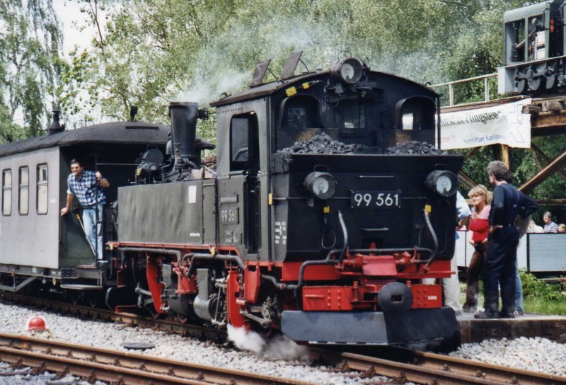 Zum Feldbahnfest in Glossen war natrlich auch die Dllnitzbahn im Einsatz. 99 561 wurde am 03.Juni 2006 gerade umgesetzt und wartet auf die Abfahrt von Glossen nach Mgeln.