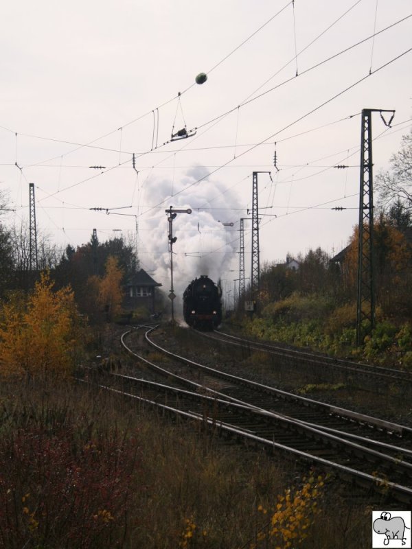 Zum Jubilum  150 Jahre Werrabahn  fand am 2. November 2008 auf der Strecke zwischen Lichtenfels und Sonneberg Sonderfahrten mit einen historischen Personenzug, gezogen von 52 8195-1, statt. Des weiteren wurde im Coburger Bahnhof ein Bahnhofsfest mit einer Fahrzeugausstellung und mehreren Informationsstnden veranstaltet. Das Bild zeigt 52 8195-1 bei der Einfahrt in den Bahnhof Ebersdorf bei Coburg kurz vor 10.00 Uhr.