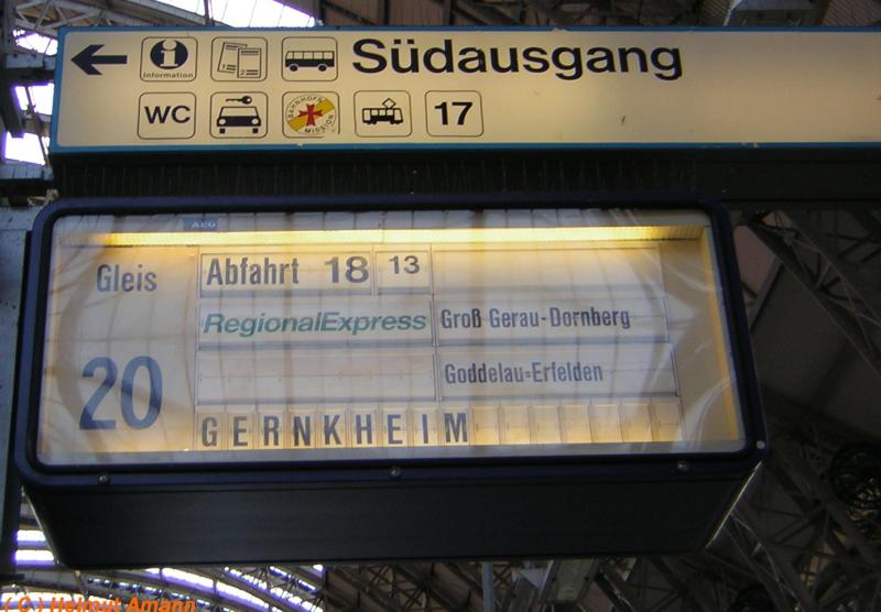 Zum Regionalexpre nach  Gernkheim  bitte einsteigen, die Tren schlieen selbssttig, Vorsicht bei der Abfahrt! (Frankfurt am Main Hauptbahnhof am 01.05.2005)