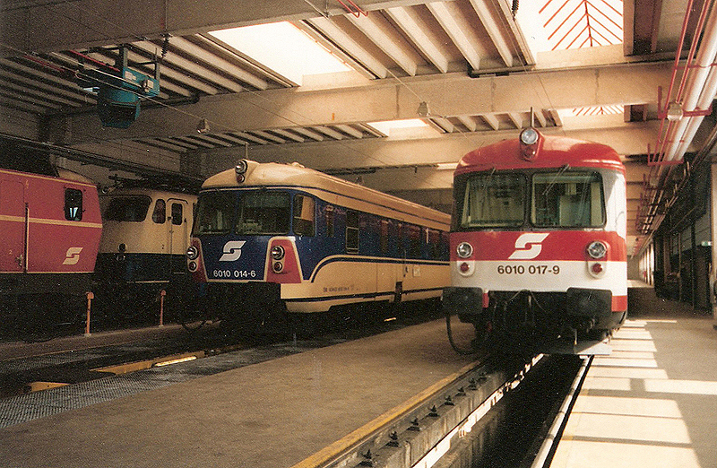 Zwei Lackierungsvarianten des 4010 am 8. Mai 1993 in der Triebwagenhalle Des Heizhauses Innsbruck.