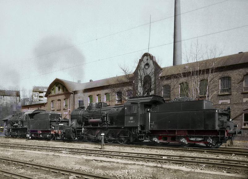 Zwei Loks der BR 57 unter Dampf, vor der Lokleitung in Hagen Gbf.Wen es