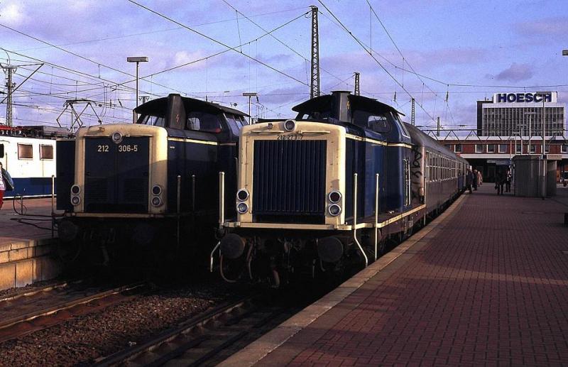 Zwei mal V100 mit  Silberlinge . Dortmund Hbf .3 Dezember 1992.
