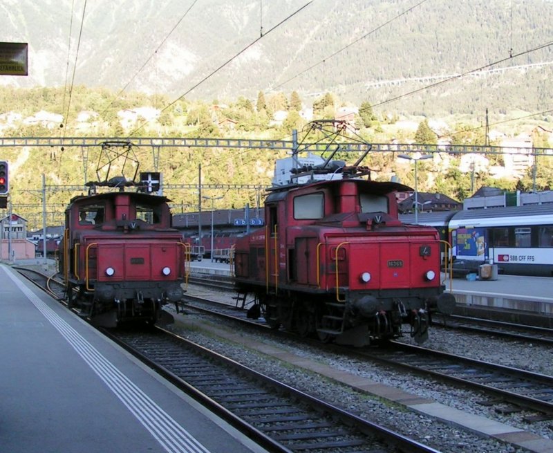 Zwei Rangierloks warten am Abend des 30.07.07 im Bahnhof Brig auf den nchsten Einsatz.