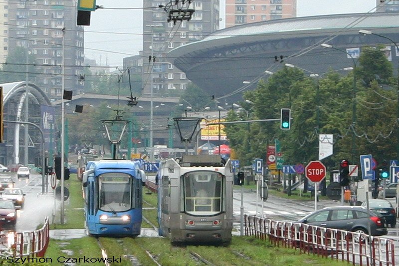 Zwei Wagen 116Nd: 811 Linie 16 (silber) und 801 Linie 16 (blau) in Katowice am 13.08.2006