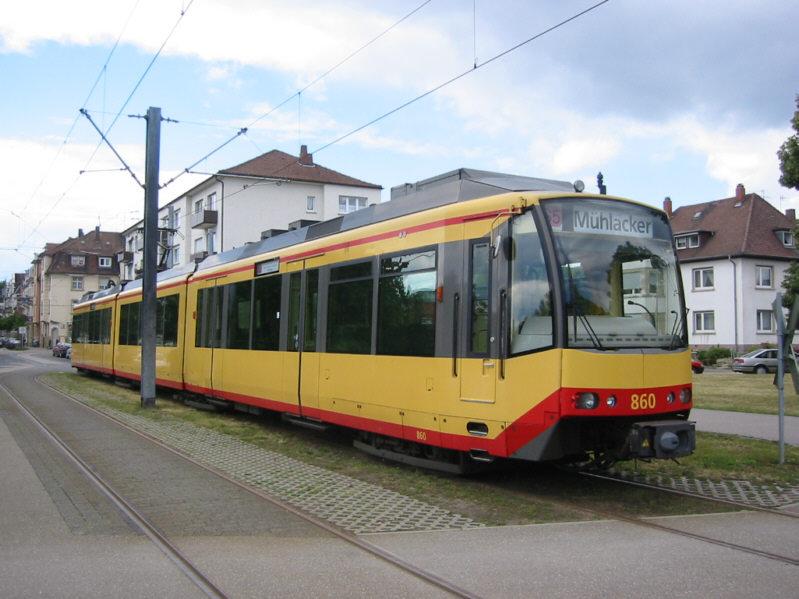Zweisystem-Stadtbahn des Karlsruher Verkehrs Verbundes (KVV), abgestellt beim Albtalbahnhof in Karlsruhe. Die Aufnahme entstand am 11.07.2004.