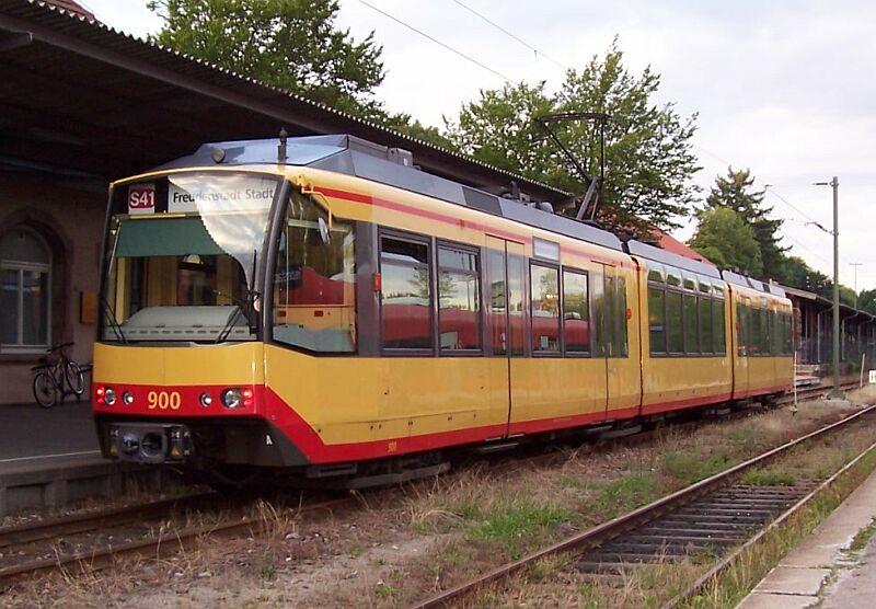 Zweisystemzug 900 der AVG als S 41 am 04.08.2005 in Freudenstadt Hbf. Hier treffen jetzt auf drei Strecken Zge von drei Unternehmen zusammen, von Karlsruhe die AVG, von Offenburg die OSB und von Eutingen (Stuttgart) noch die DB AG. 