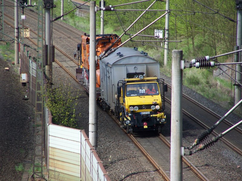 Heute (29.04.08) bei Burgsinn (KBS 801/351): Arbeitszug zur Tunnelreinigung/ICE-Bergung. 