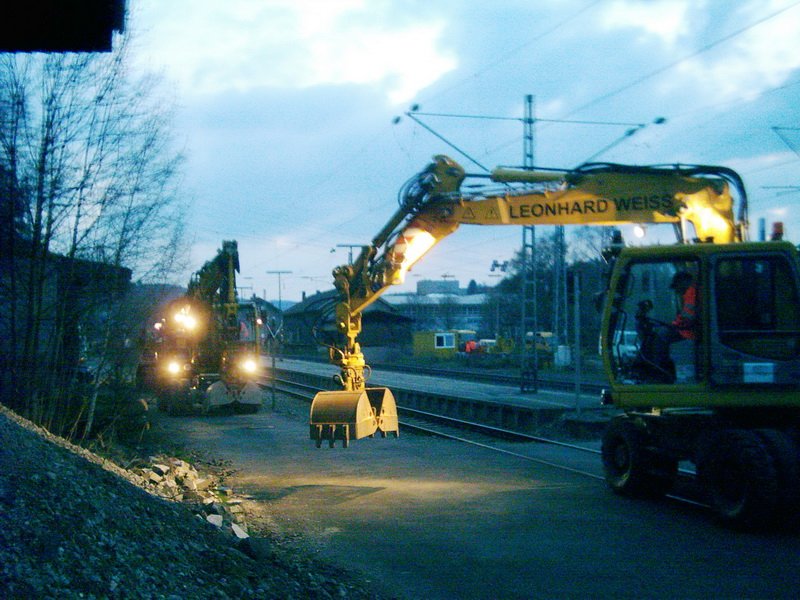 2 Wege Bagger der Firma Leonard Weis auf dem Weg