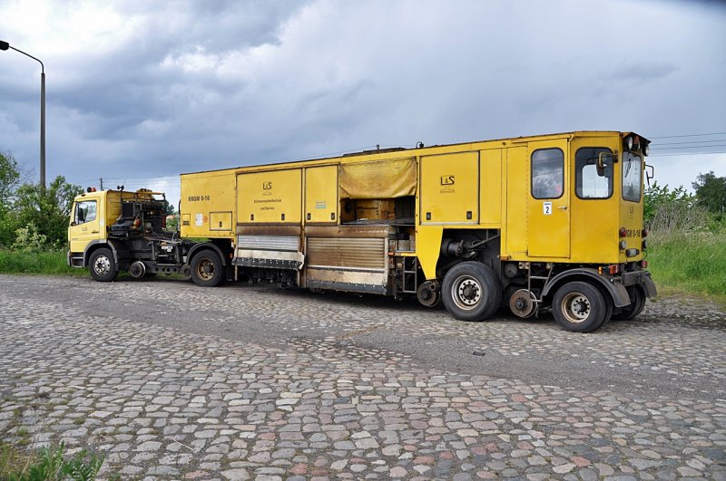mobile Schienenschleifmaschine RRGM 0-16 mit 26 t Eigengewicht
der Firma Luddenert