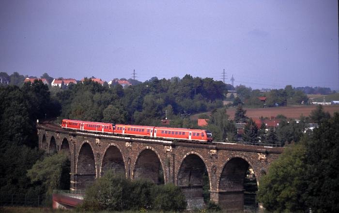 Zwischen Leipzig und Chemnitz verkehren Neigetriebzge der Reihe 612, von denen ein Prchen am 10.10.2006 den Steinbogenviadukt unweit Chemnitz berquert.