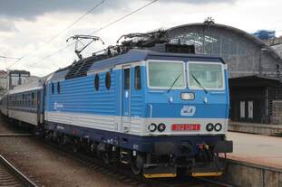 Am 22.08.2016 legt 362 128 mit ihrem Zug in Prag Hauptbahnhof einen Zusteigehalt ein.