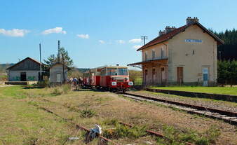 Ein Zug des Velorail de Velay am 08.04.2017 im Endpunkt Saint-Pal-de-Mons - Saint-Romain-Lachalm
