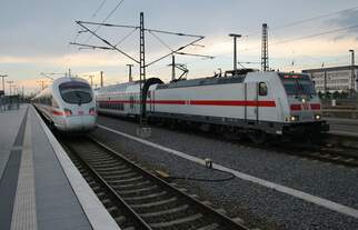 Während 146 564-0 am 13.5.2017 mit dem IC2039 von Norddeich Mole den Leipziger Hauptbahnhof erreicht, wartet 411 029-2  Kiel  als Leerzug auf Ausfahrt in die Abstellung.