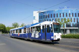 Straßenbahn Mainz: Duewag / AEG M8C der MVG Mainz - Wagen 274, aufgenommen im April 2017 in der Nähe der Haltestelle  Bismarckplatz  in Mainz.
