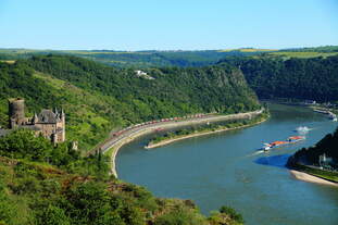 Einen schönen Blick auf den Loreleyfelsen und den Rhein ergibt sich bei Sankt Goarshausen-Patersberg.