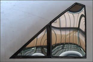 Ein Blick unters Bahnsteigdach -    Impression vom Stuttgarter Hauptbahnhof.