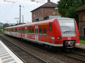 425 044 stand am 26.08.2017 in Laufach auf Gleis 1 und fuhr kurze Zeit später als RB 15270 nach Frankfurt Süd.