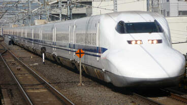 Serie 700-0 Set C9 in Richtung Tokio bei der Einfahrt in den Bahnhof Kyoto, am 23.03.2012
