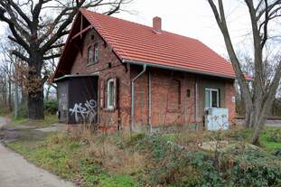Blick auf das elektromechanische Stellwerk in Halle-Südstadt, das die umliegenden Fahrstraßen auf der Bahnstrecke Halle–Hann.