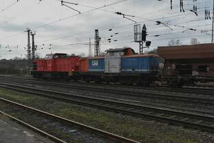 Beim Ausziehen über die handgestellte Weiche sind hier die beiden Loks 203 111-0 und 212 058-2 samt der Selbstentlader zu sehen.