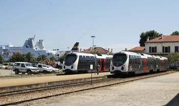In unmittelbarer Nähe des Hafens befindet sich der Kopfbahnhof von Ajaccio, am 12.06.2014 sind dort AMG 821/822 und AMG 803/804 abgestellt