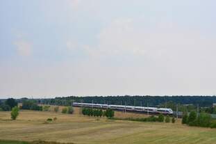 Ein unbekannter 411 rauscht mit einem unbekannten 415er geimsam an Stendal vorbei gen Rathenow.